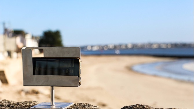 The CoastSnap monitoring station installed along the Morbihan coastline. This participatory science tool enables the collection of georeferenced, time-series photographs used to analyse coastal morphology and shoreline dynamics.