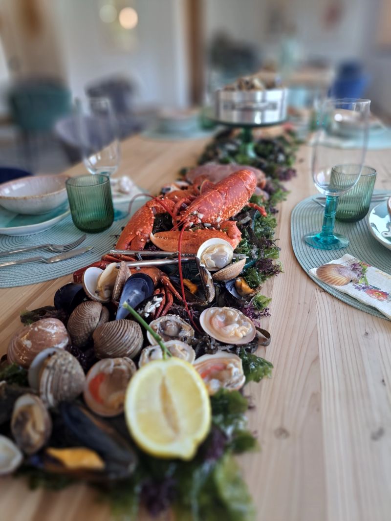 Locally sourced shellfish and crustaceans served on a bed of edible seaweeds, reflecting the region’s coastal biodiversity and culinary heritage. The restaurant promotes sustainable gastronomy by integrating harvesting knowledge with contemporary cooking practices.