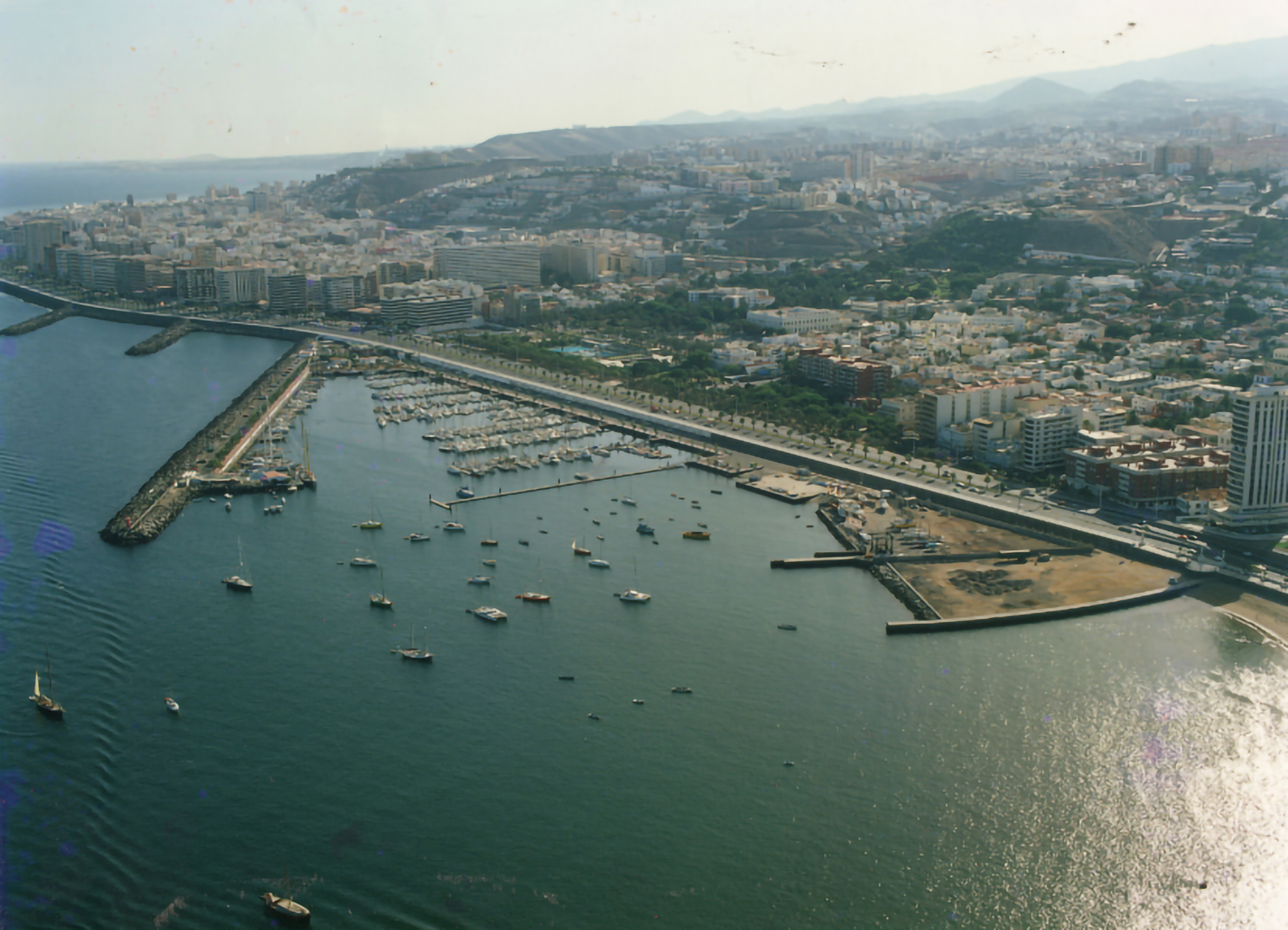 The city of Las Palmas and its marina, centre of FEMEPA’s efforts to sustain and develop the Canary Islands’ nautical economy. Photo Muelle Deportivo de Las Palmas de Gran Canaria, 1980’s.
