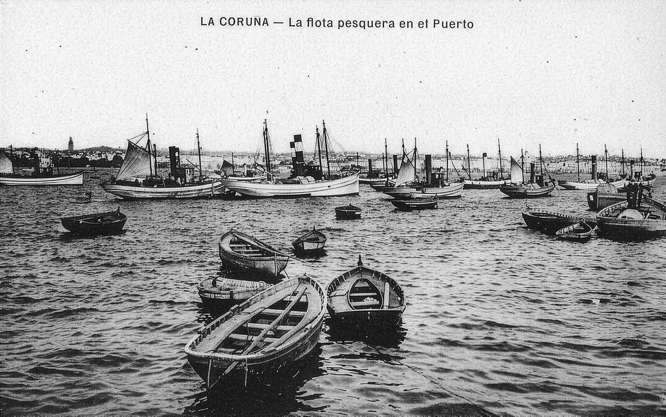 Landing of sardines at the port of Coruña, illustrating the enduring role of traditional fishing practices and their connection to Galicia’s maritime heritage and collective memory. Vintage postcard (c.1920), Ediciones Enriqueta Comas S.C., private collection.