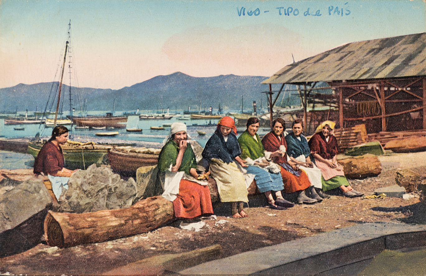 Workers from the Vigo canning factories during a rare moment of rest, while the busy harbour behind them brims with boats, reflecting the city’s bustling industrial and maritime activity. Vintage postcard (c.1920), Hauser y Menet, Concello de Vigo.