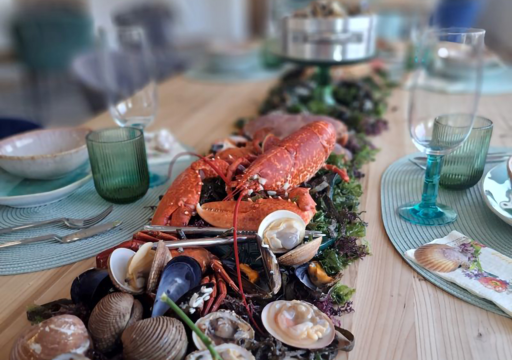 Locally sourced shellfish and crustaceans served on a bed of edible seaweeds, reflecting the region’s coastal biodiversity and culinary heritage. The restaurant promotes sustainable gastronomy by integrating harvesting knowledge with contemporary cooking practices.